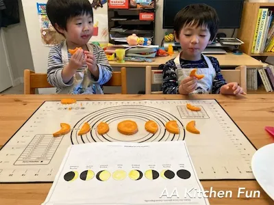 月亮的形狀為什麼每天都在變?跟著大A小A一起吃餅乾、"咬"出月相圖