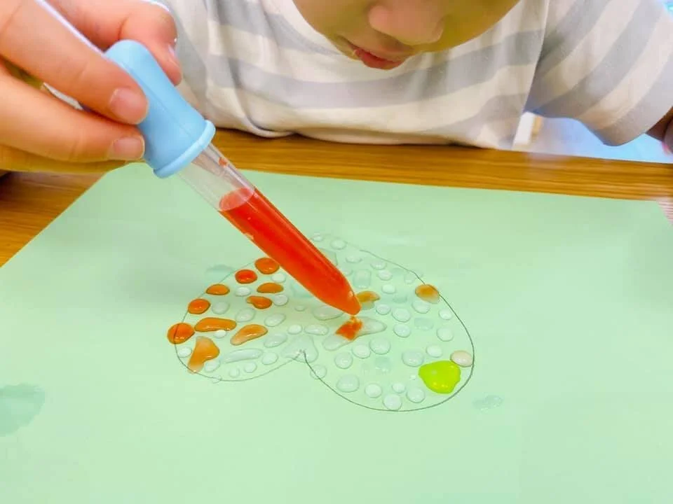 練習專注力！跟著魚寶魚媽一起玩滴畫