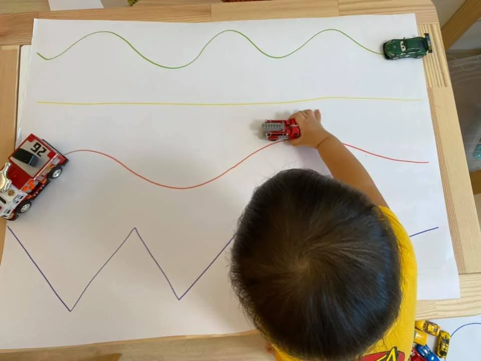 玩遊戲、認識顏色！跟著魚寶魚媽幫小汽車分顏色、排排隊！