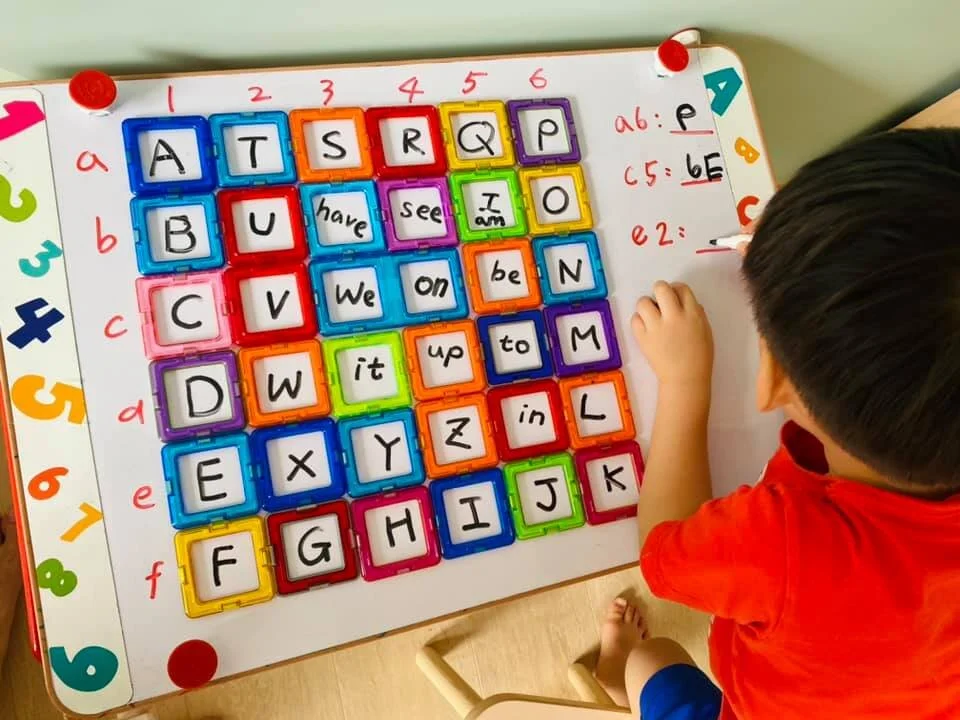 3種幼兒邏輯遊戲跟著玩！看魚寶魚媽把磁力片當教具，邊玩邊學程式推理
