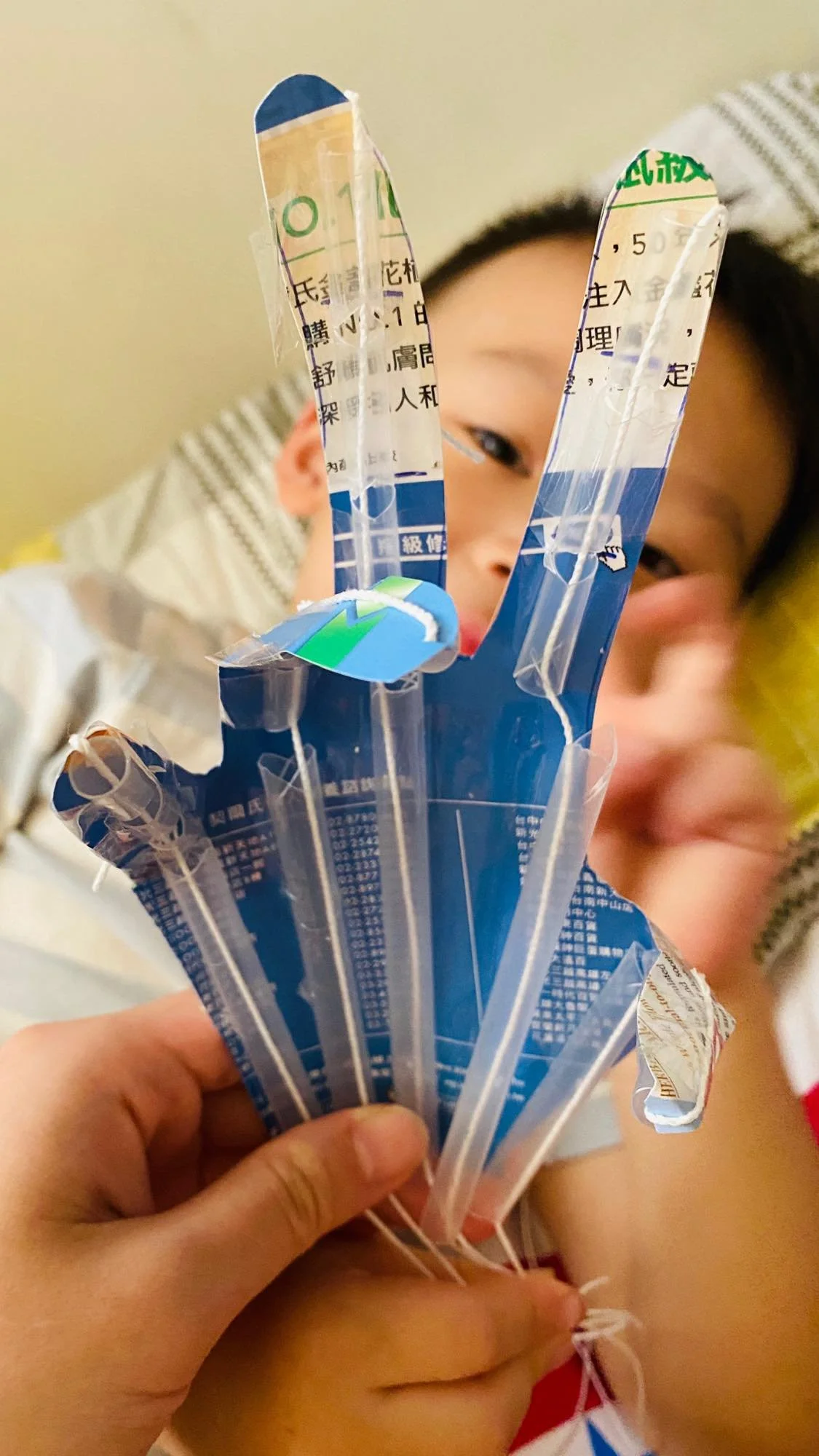 萬聖節做好笑的STEM玩具！跟著魚寶魚媽玩會抓癢的機器人手臂