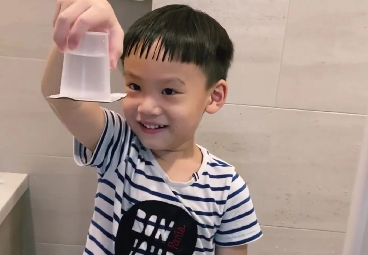 10秒就能完成的大氣壓力實驗！快跟著魚寶魚媽一起居家玩大氣壓力科學!