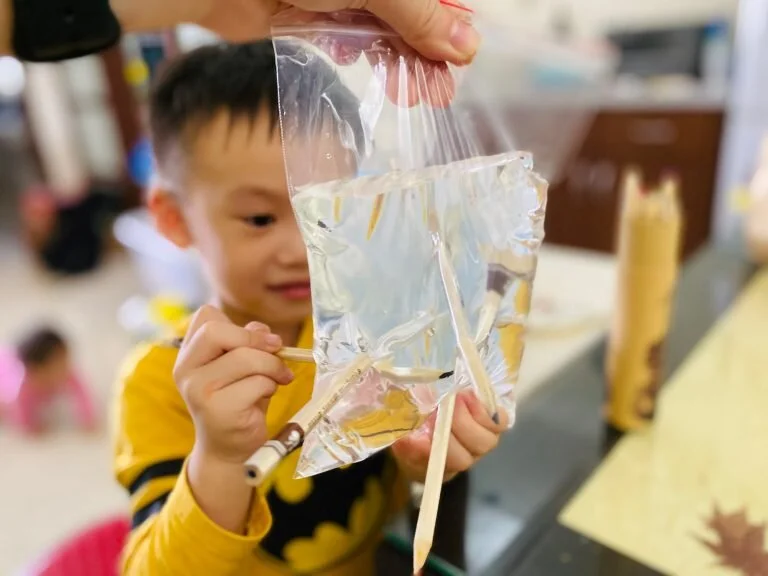 神奇的戳不漏水袋 ! 魚寶魚媽教你做鉛筆與水的遊戲 !