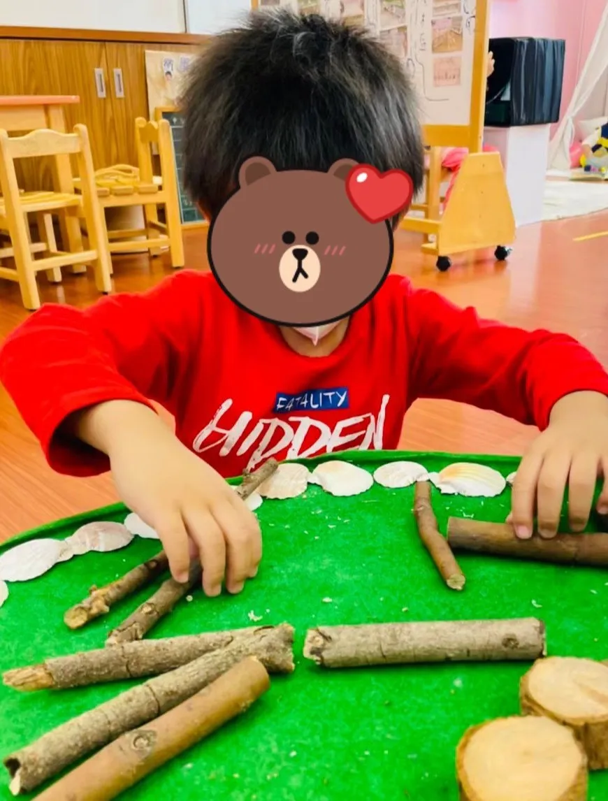 樹枝鋪排,讓自然素材走進孩子的創作。