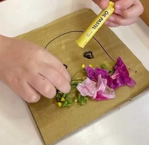 紙板結合花草,成為孩子創作的自然畫布。