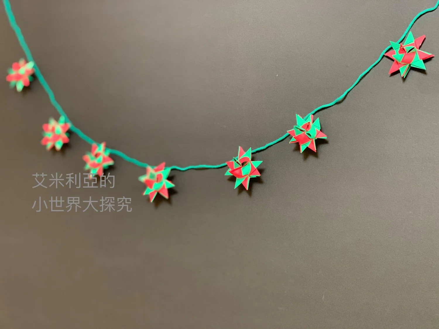 聖誕節摺立體紙星星！艾米利亞帶你用福祿貝爾摺紙做聖誕掛飾跟禮物包裝