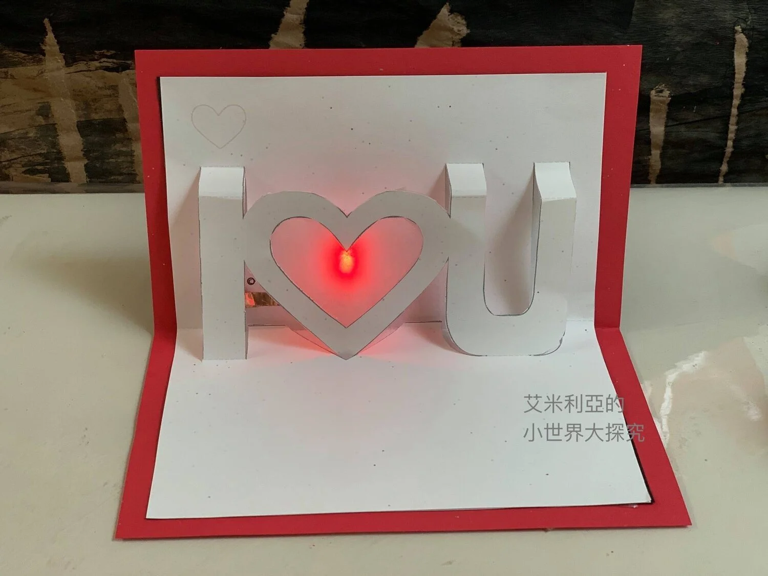 幼兒也可以作出紙電路 ! 艾米利亞的小世界教你做會發光的母親節卡片!