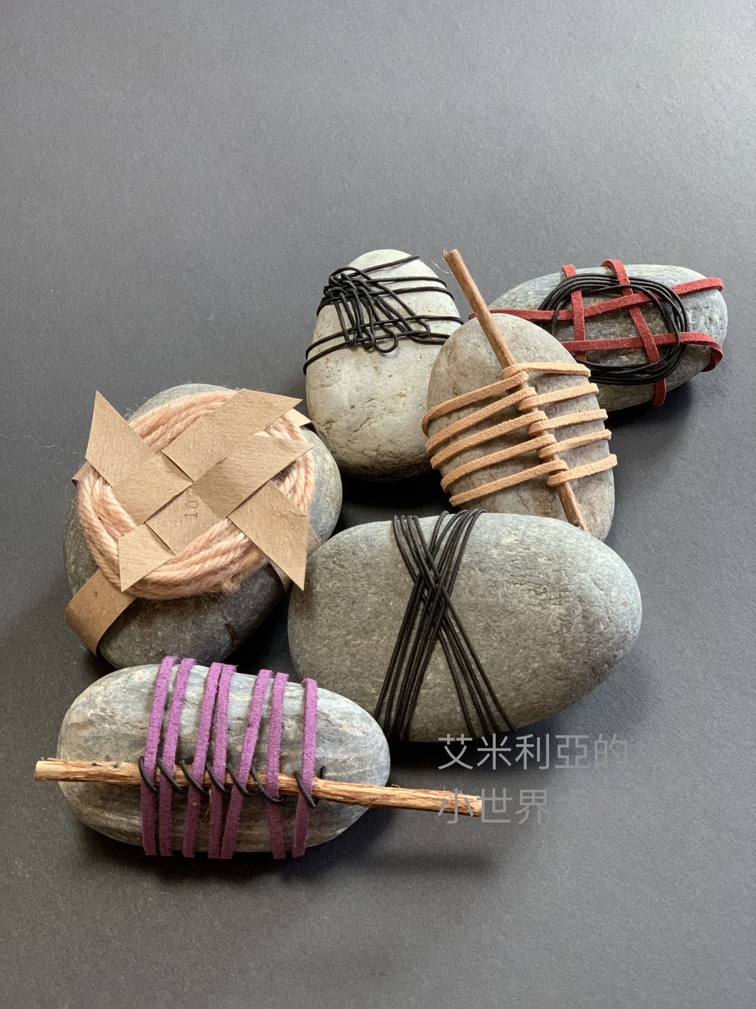 帶孩子一起玩石頭創作！艾米利亞帶你用毛線、皮繩、彈性線做6種石頭編織