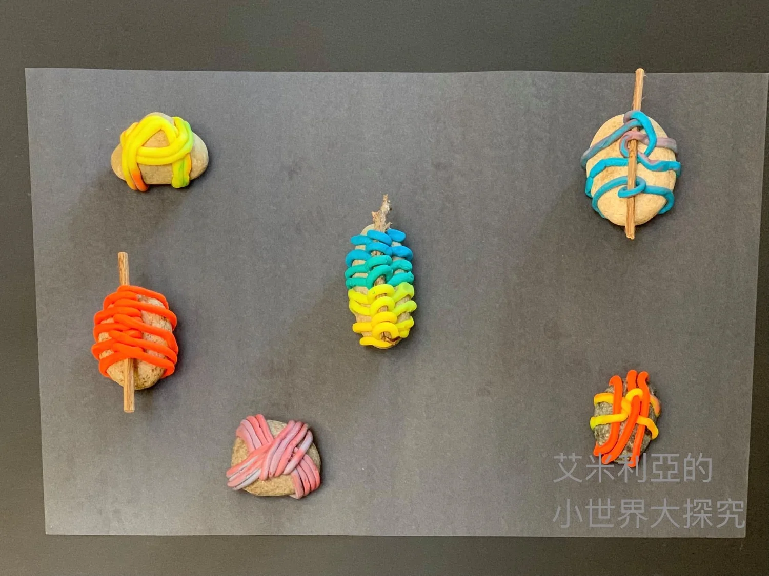 用石頭和黏土玩藝術！跟著艾米利亞用黏土做木蘇比石編織