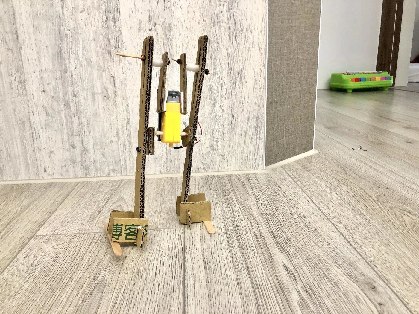 發揮創客精神！一起動手做走路機器人