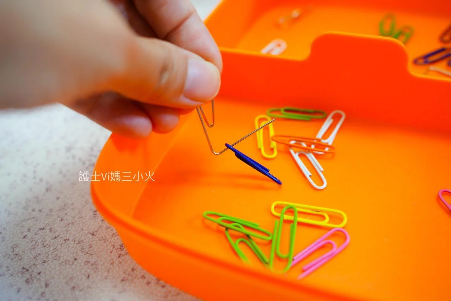 用迴紋針玩遊戲！跟著Vi媽一起玩釣魚、學數數、分辨顏色、訓練小肌肉