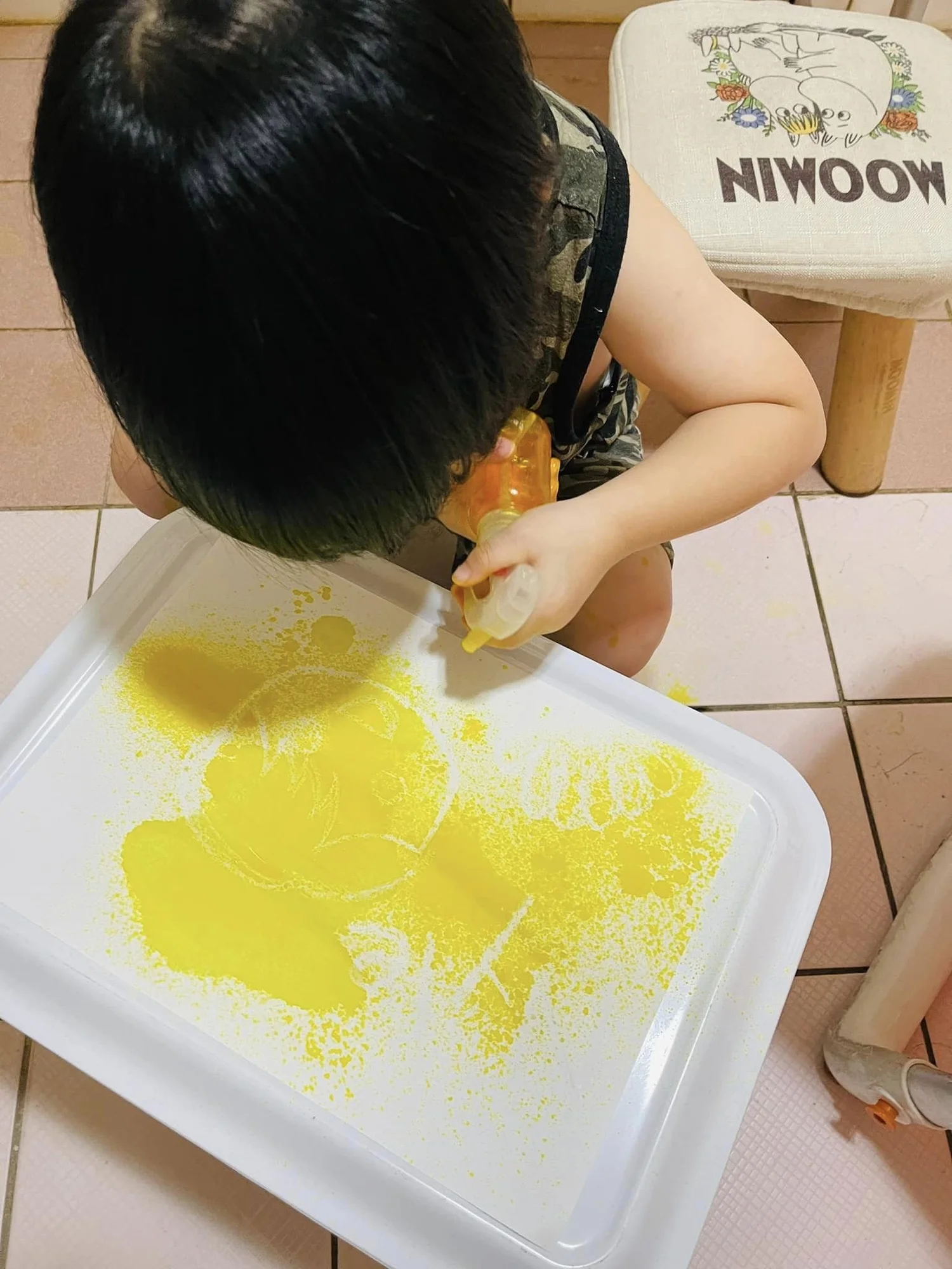 白蠟筆有什麼用途？跟著Nyle一起玩噴噴魔法、把圖畫跟ABC變出來！