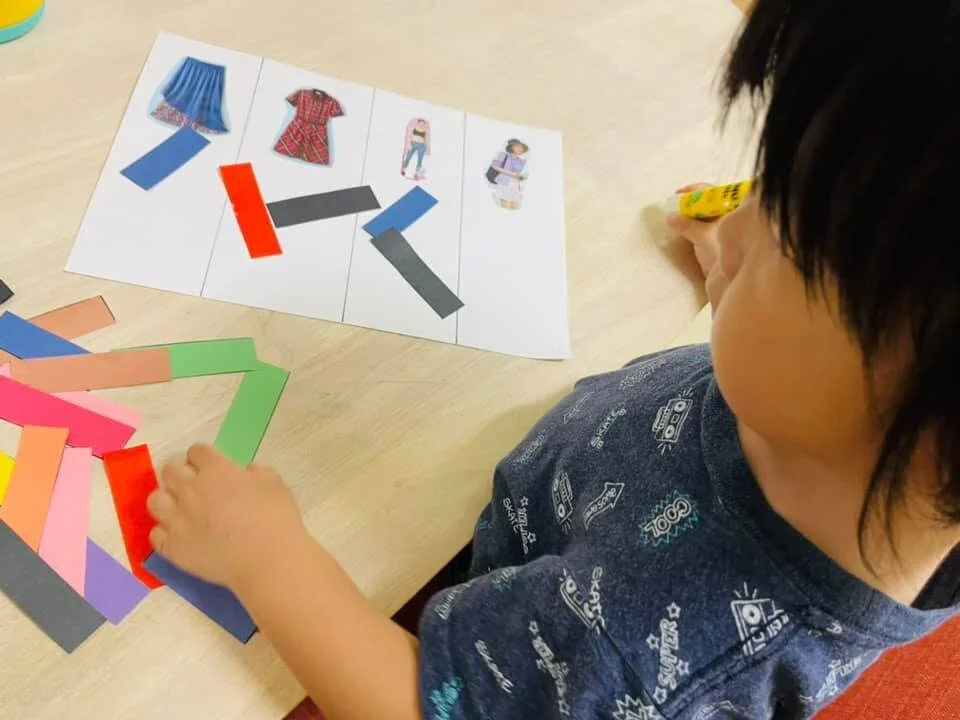 剪剪貼貼真有趣！Nyle用色紙培養小孩顏色觀察力