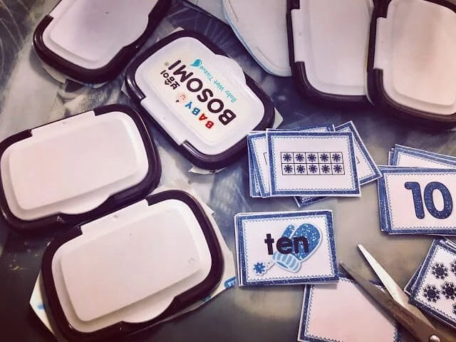 【DIY】濕紙巾蓋也可以變教具 ? 奧斯卡媽媽教你用濕紙巾蓋玩遊戲 !
