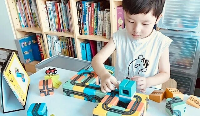 【玩具開箱】輕鬆學會動態力學 ! 奧斯卡的玩具箱開箱Qbi益智磁吸軌道玩具車