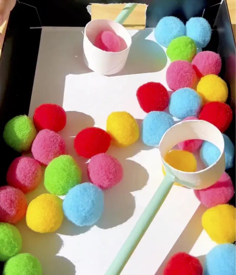 親子遊戲DIY 用彩虹毛球提升幼兒的手部靈巧度！