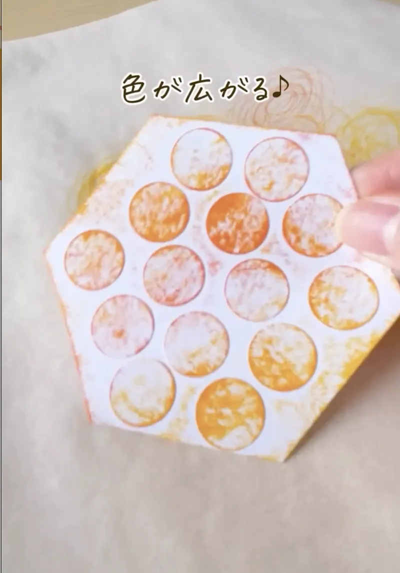 用烘焙紙玩轉印畫  漸層大理石紋路超簡單