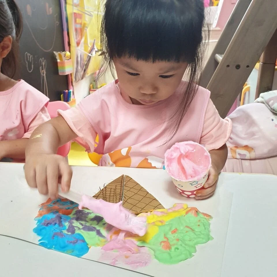 小芋圓突發奇想地要在冰淇淋上點上不同的顏色裝飾，讓作品看起來更像真的冰淇淋了！