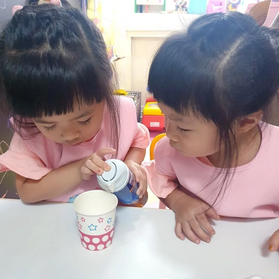擠壓刮鬍泡於容器中