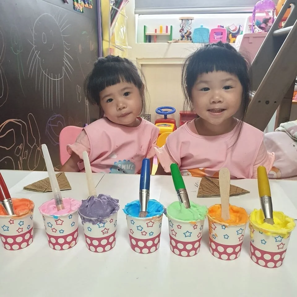 彩虹顏色的puffy paint準備好了~可以開始創作囉！