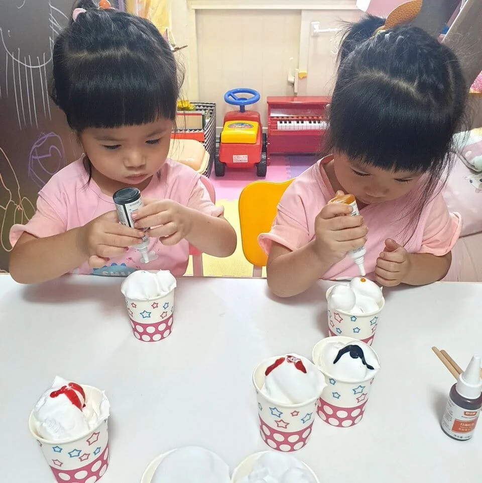 加入數滴食用色素或水彩
