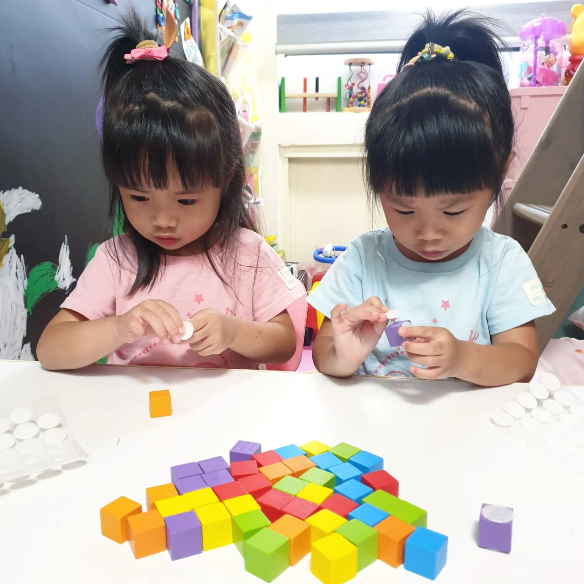 toybrains.com_twinsqgirl_velcroblocks06_01.jpg