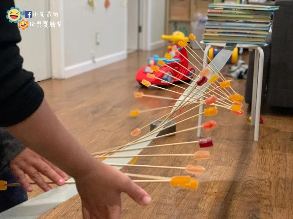 棒棒糖自己動起來了！神奇「波動」科學遊戲小兄弟教你玩