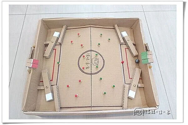 如何用紙箱做彈珠台?跟著滾妹DIY桌上型彈珠足球台、雙人對戰玩起來!
